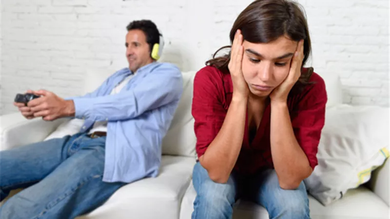 6 حيل للتعامل مع الزوج المهووس بـ«البلايستيشن»