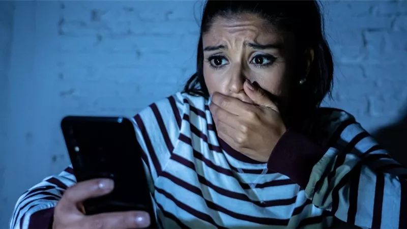 طالب يخترق حساب فتاة وخطيبها ويبتزهما بصور خاصة في الصف