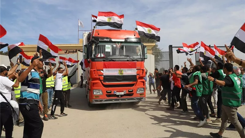 الدفعة الثانية من قوافل المساعدات تدخل إلى قطاع غزة