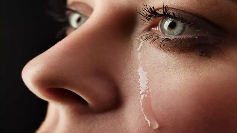 4 فوائد صحية للبكاء «النكدية تعيش أكتر»