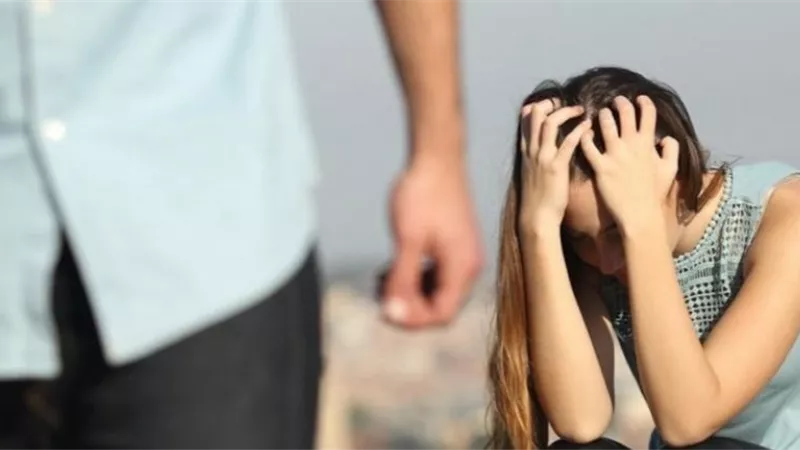 زوجة في دعوى خلع: ضربني واتحرش بأمي وخطف بنتي