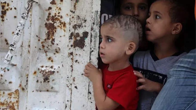 مشاهد صادمة لمعاناة أطفال غزة مع استمرار جرائم الاحتلال الإسرائيلي (صور)