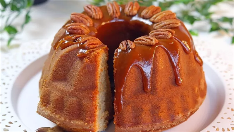 طريقة عمل كيك التمر بصوص التوفي