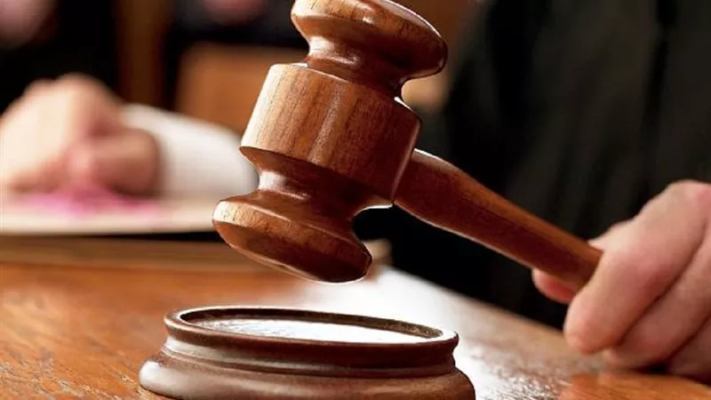 زوجة في دعوى خلع: بخيل وبيضربني على قفايا في الشارع