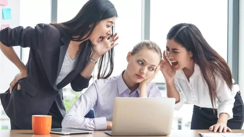 كيف أواجه التنمر من النساء الأخريات؟ «استخدمي كلماتك لا لكماتك» 