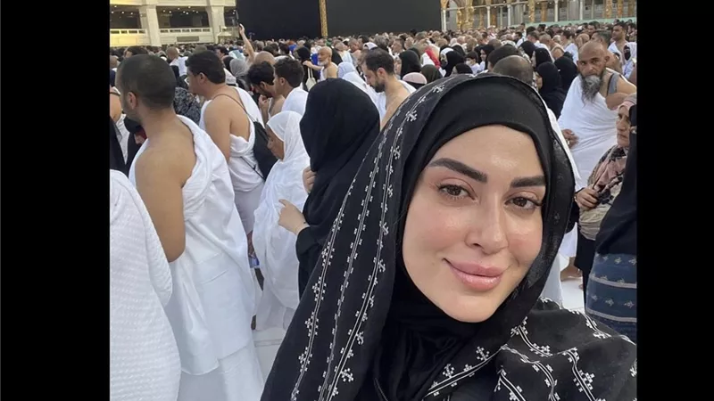 ميرنا نور الدين تخطف الأنظار بالحجاب أثناء تأدية العمرة (صور)