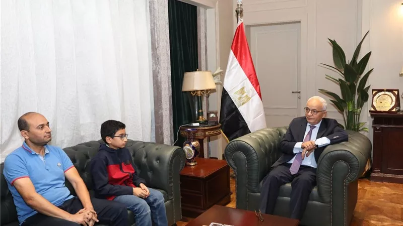ماذا قال وزير التعليم لطالب الابتدائية النابغة المقبول في كلية العلوم؟ (صور)