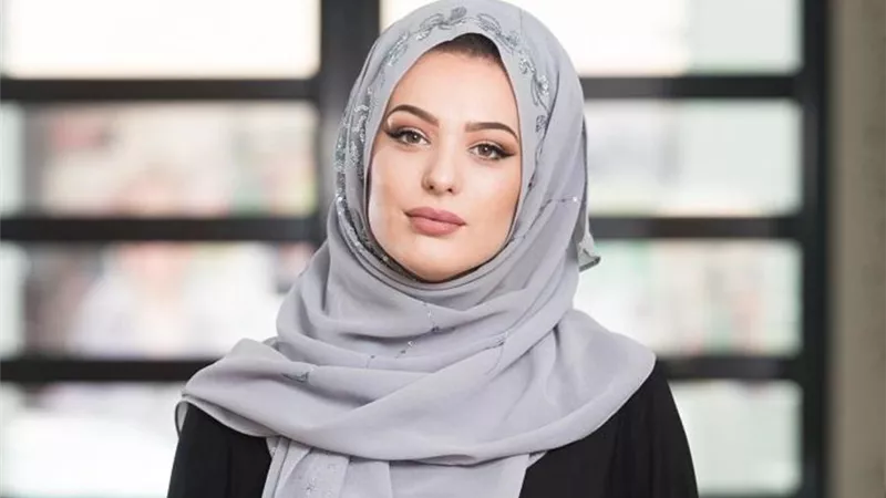 ما حكم إظهار جزء من الشعر أثناء ارتداء الحجاب؟ الإفتاء تُجيب