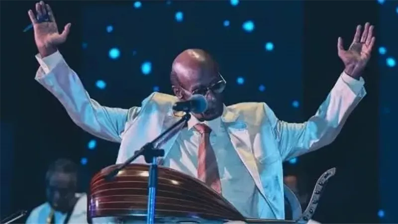 «البشكاتب» رحيل أيقونة الغناء السوداني محمد الأمين 