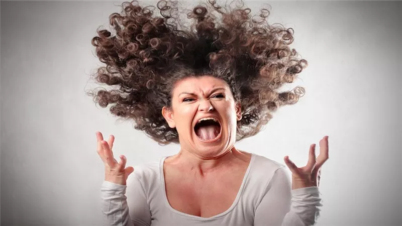 أطعمة ومشروبات تولد العصبية بداخلك «الحلويات أبرزها»