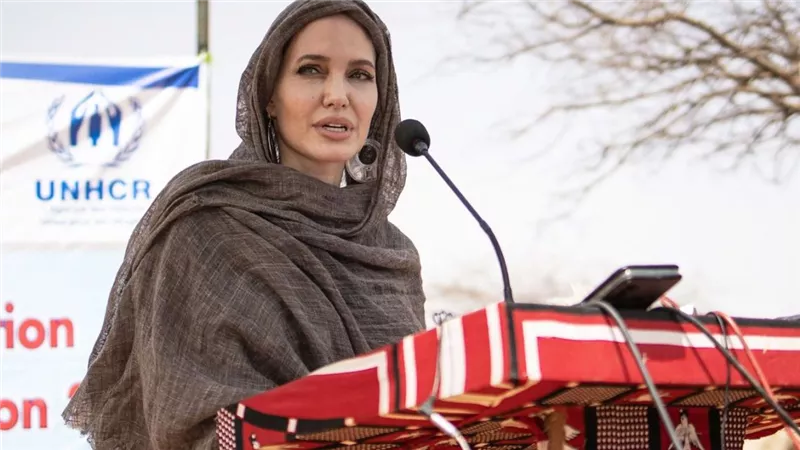 أنجلينا جولي تنتقد أوضاع اللاجئين الأفغان في باكستان بهذه الطريقة