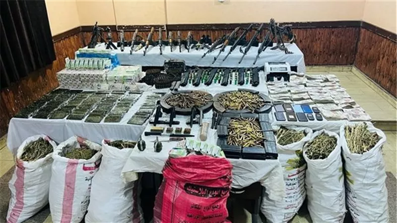 ترسانة أسلحة.. استشهاد نقيب شرطة في تبادل إطلاق نار مع عصابة البداري بأسيوط