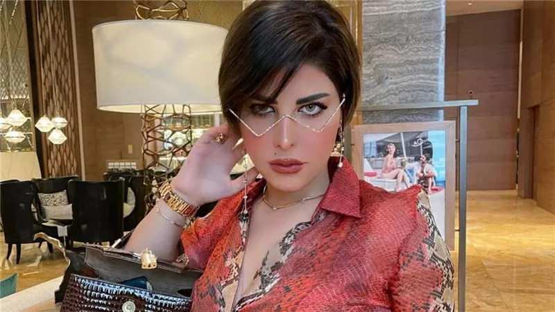 شمس الكويتية تشعل انستجرام بحركات وملابس مثيرة مع الأهرامات (صور)