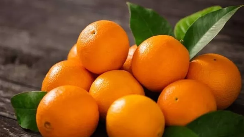 4 أضرار لتناول البرتقال على معدة فارغة (إنفوجراف)