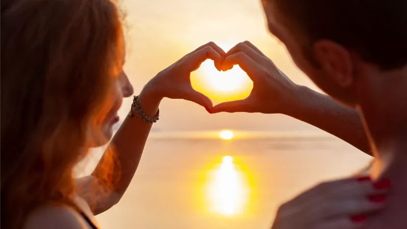 كيف اعرف أن شخص ما يزال يحبني؟ «التفاصيل أولا»
