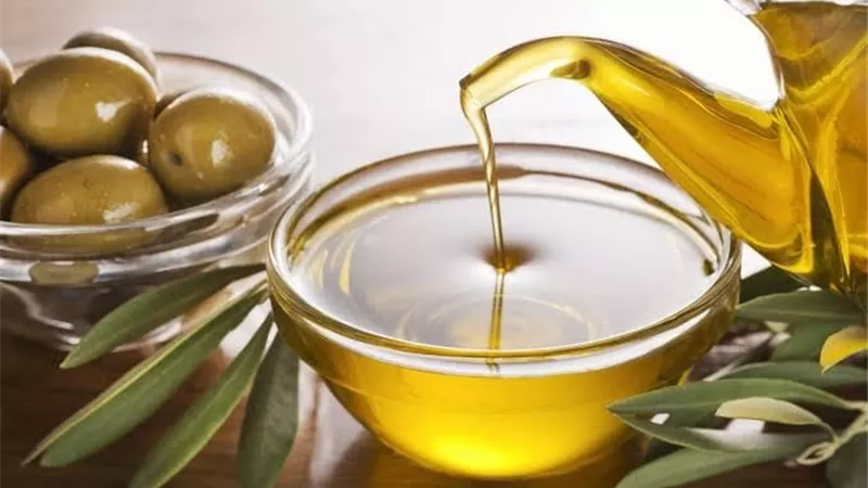 4 طرق للتميز بين زيت الزيتون الأصلي والمغشوش (إنفوجراف)