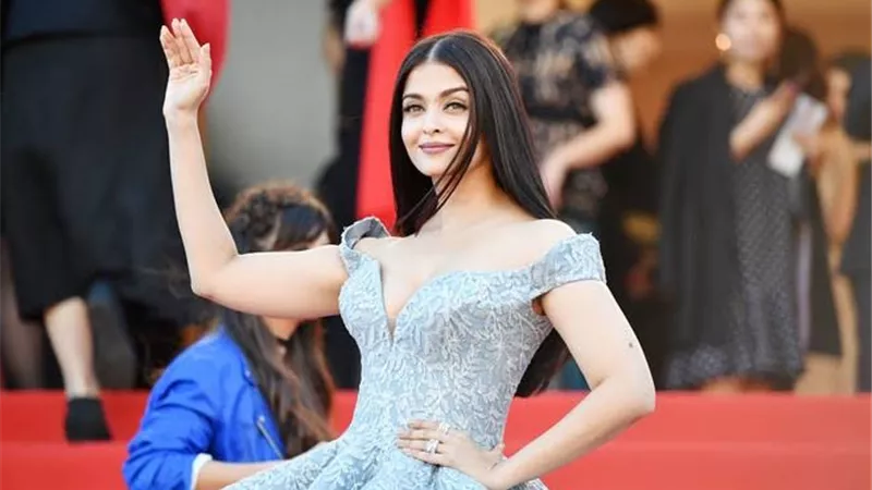 لاعب كريكيت سابق يعتذر للممثلة أيشواريا راي بسبب تعليقاته المسيئة