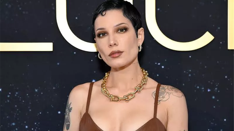 المغنية الأمريكية هالزي تتعرض لتهديدات بالقتل لهذا السبب 