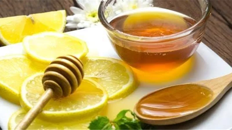 4 فوائد لتناول الليمون بالعسل 