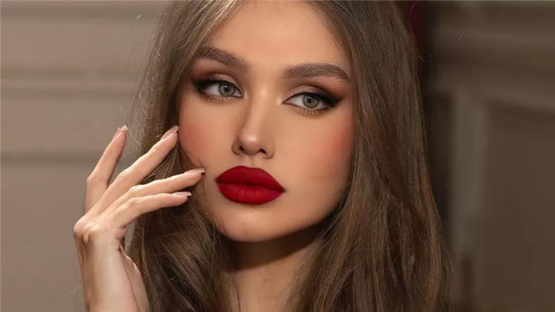 7 حيل مكياج لعيون مشرقة في الصباح