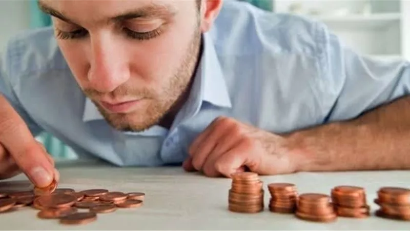 كيف اتعامل مع خطيبي البخيل؟ 4 حيل نفسية 