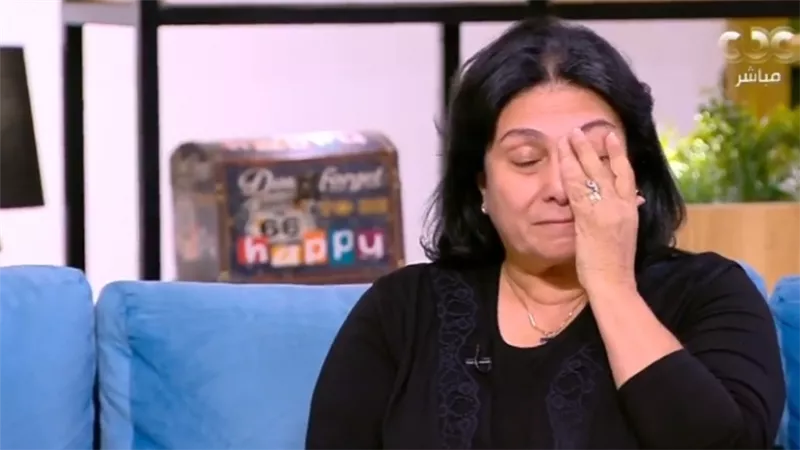 سلوى عثمان تنهار باكية في أول ظهور بعد وفاة والدها (فيديو)