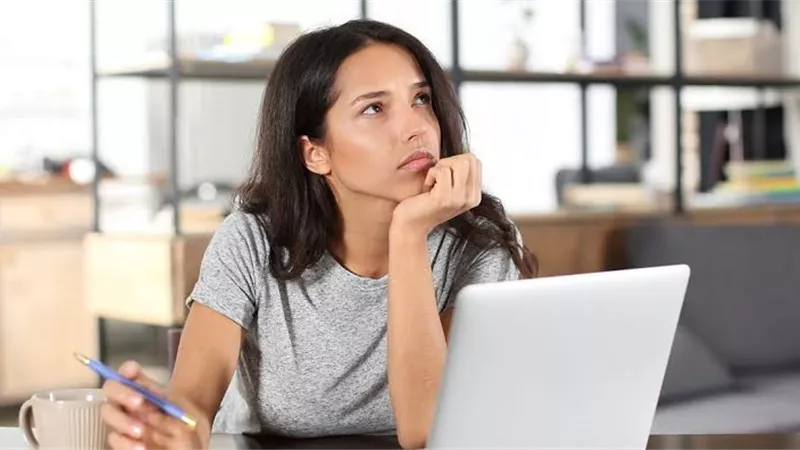 كيف اتوقف عن التفكير في شخص بعيد عني؟ «حبي نفسك» 