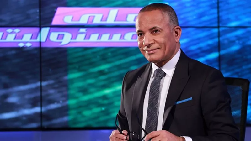 أحمد موسى ينفعل على الهواء بسبب رائحة تسريب الغاز بالقرية الذكية (فيديو)