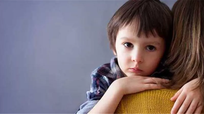 6 نصائح للتعامل مع طفلك الخواف (إنفوجراف)