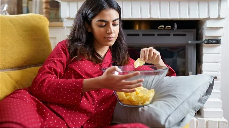 حلمت إني آكل الشيبسى في المنام «ما تفسير ذلك؟»