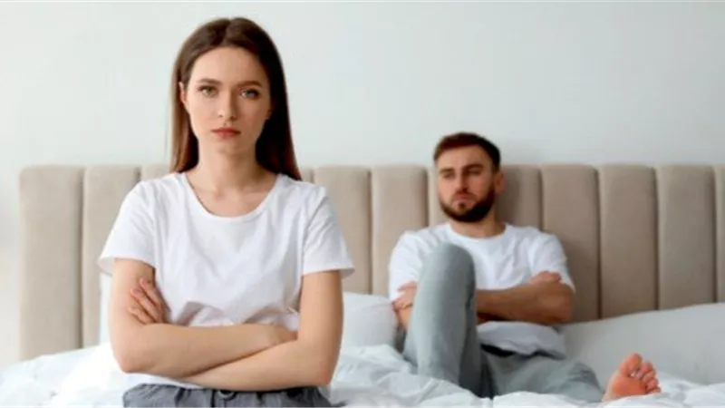 5 نصائح للتعامل مع الزوج البارد عاطفيًا (إنفوجراف)