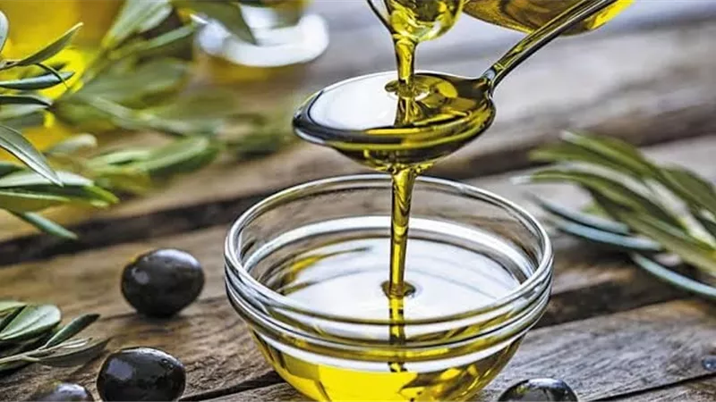 4 طرق للتميز بين زيت الزيتون الأصلي والمغشوش