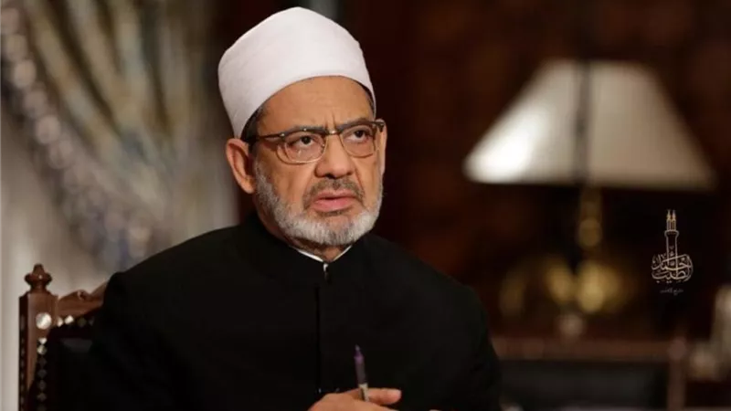 شيخ الأزهر يواسي أهالي التلاميذ ضحايا حادث انقلاب سيارة في ترعة بأسيوط