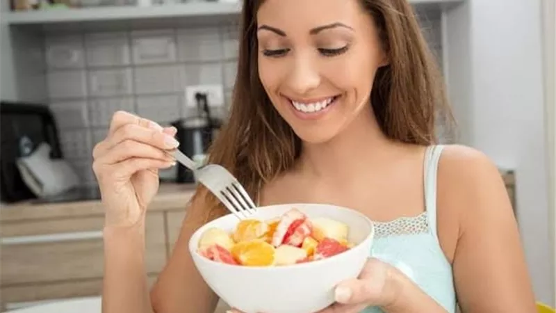 5 فواكه يمنع تناولها على الريق 