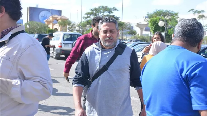 انهيار نجوم الفن في جنازة الفنان طارق عبد العزيز (صور)