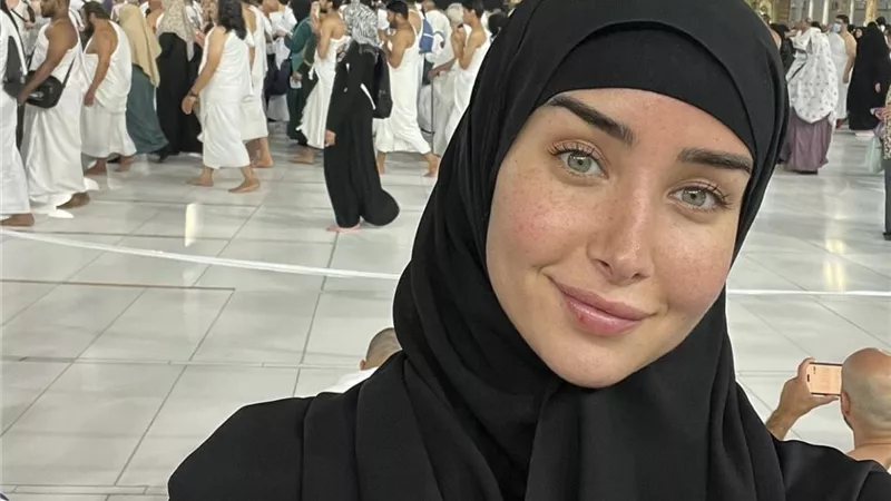 هنا الزاهد تؤدي مناسك العمرة بعد انفصالها: «حاجات جميلة مستنياني» (صور)