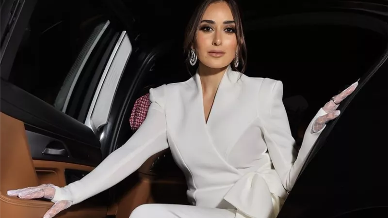 أمينة خليل تتألق بإطلالة بيضاء في العرض الخاص لـ«شماريخ» (صور) 