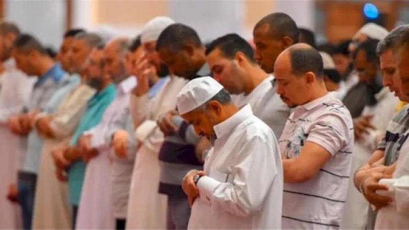حكم المبالغة في فتح الأرجل أثناء صلاة الجماعة « الإفتاء تُجيب»