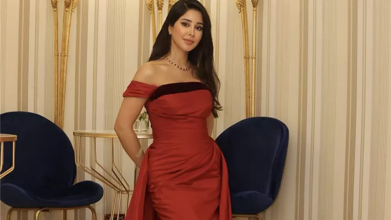 أسيل عمران تفيض أنوثة بالأحمر الناري في مهرجان البحر الأحمر (صور)
