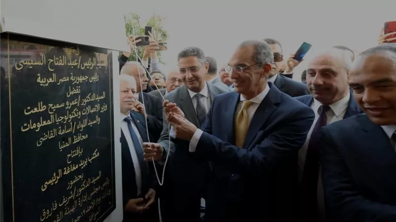 وزير الاتصالات يتفقد مد كابلات الألياف الضوئية بمركز العدوة ويفتتح مكتب بريد مغاغة