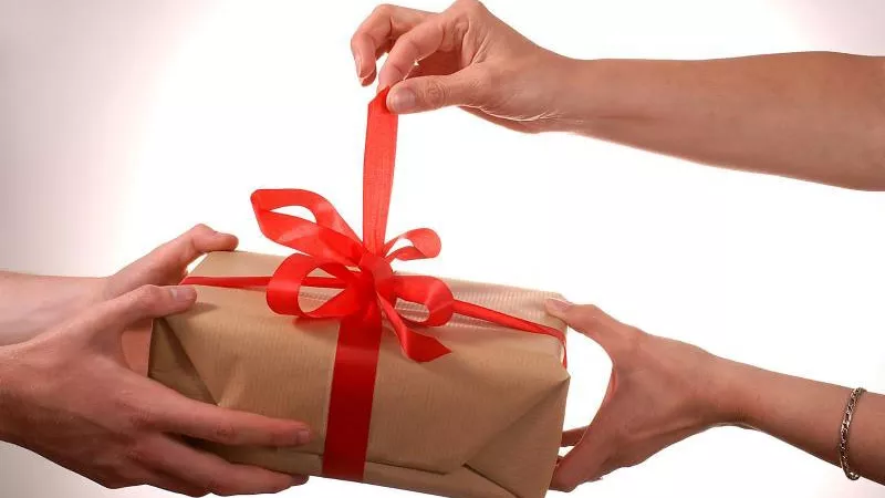 ما الفرق بين الرشوة و الهدية والهبة ؟ الإفتاء تُجيب