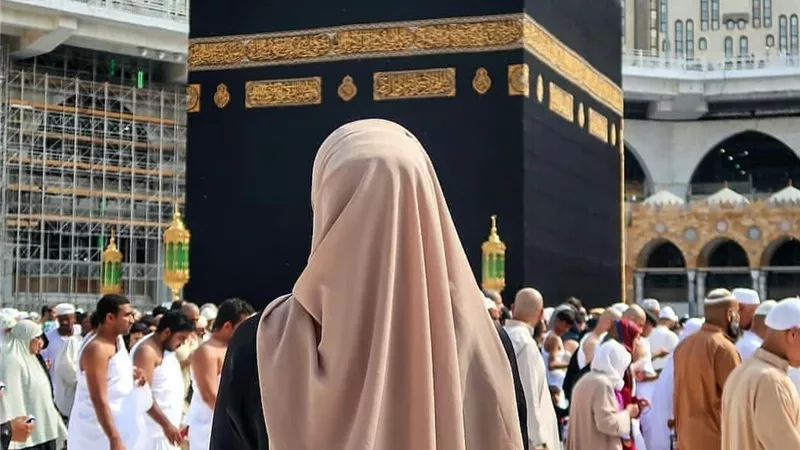 هل الزوج ملزم بالإنفاق على زوجته لأداء العمرة؟ الإفتاء تُجيب