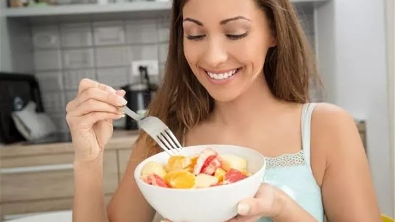 5 فواكه يمنع تناولها على الريق (إنفوجراف)