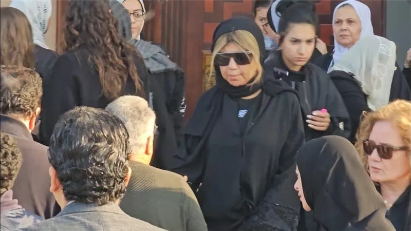 نجوم الفن يودعون ناهد فريد شوقي إلى مثواها الأخير (صور)