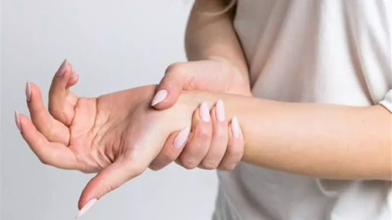 4 أسباب للإصابة برعشة اليدين وطرق العلاج 