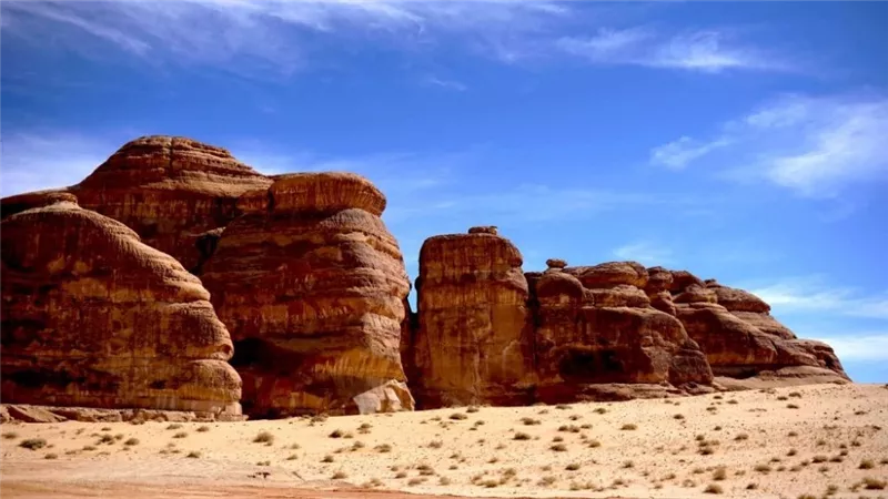 شباب وفتيات العلا السعودية يبرزن بيئة المحافظة فنياً