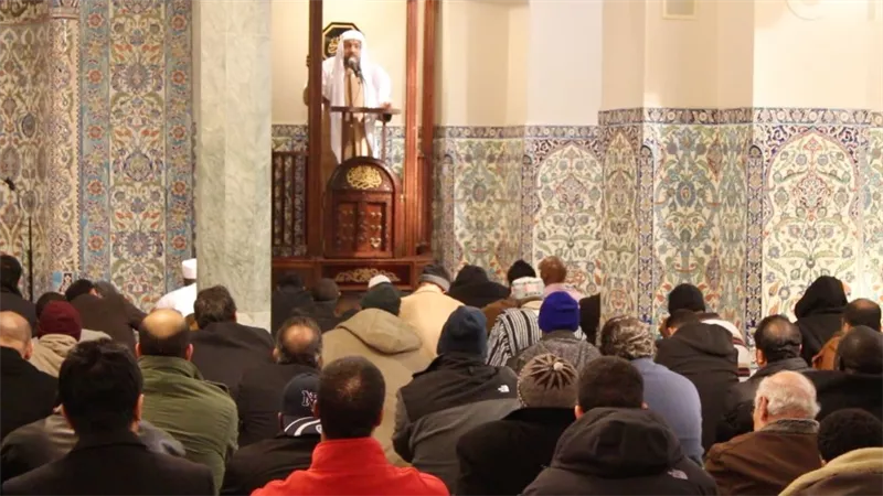 حكم ترك خطبة الجمعة وأداء الركعتين فقط مع الإمام «الإفتاء تُجيب»