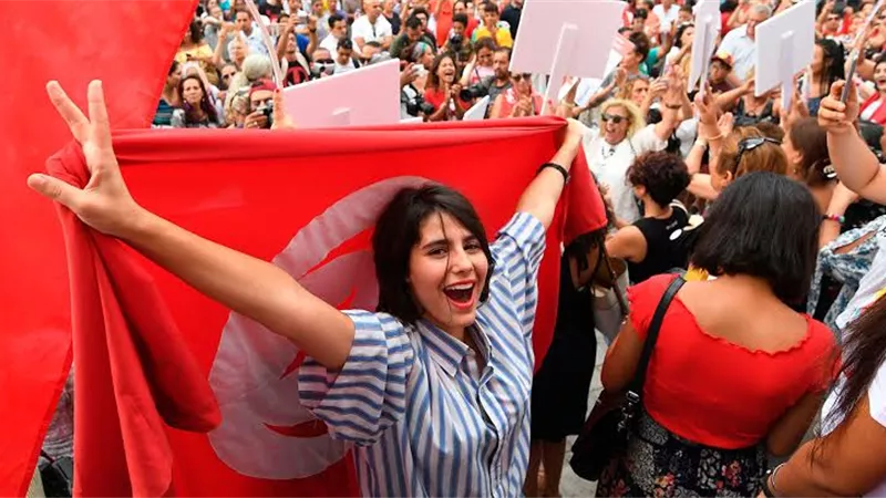 أبرز صفات المرأة التونسية «التملك والفضول» 