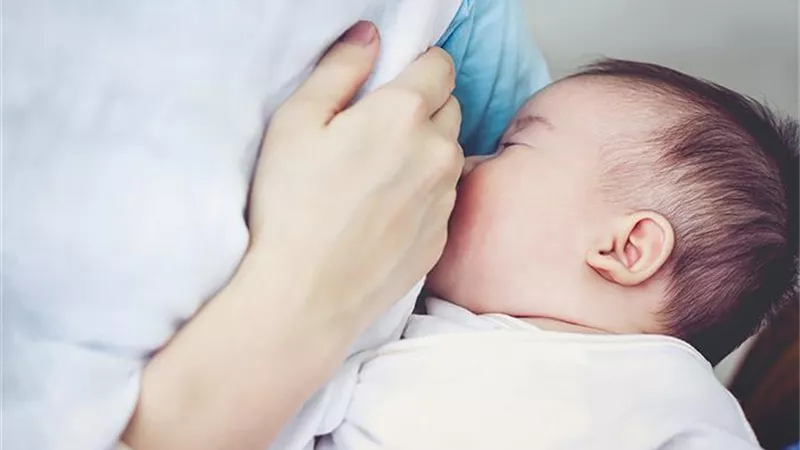 5 خطوات لفطام طفلك الرضيع دون متاعب «لا تحرميه من التلامس»