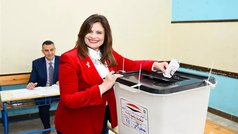 وزيرة الهجرة سها جندي تدلي بصوتها في الانتخابات الرئاسية 2024